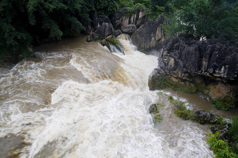 横图,彩色,室外,特写,白天,旅游,度假,名胜古迹,标志建筑,地标,建筑,黄果树,黄果树瀑布,中国,亚洲,局部,遗迹,湍急,图片,水潭,古迹,文物,娱乐,建设,古建筑,树木,自然,享受,休闲,旅游胜地,景色,放松,摄影,美好,自然风光,古文明,东亚,贵州,贵州省,安顺,中华人民共和国,安顺市,黔,西南地区,天星桥,黄果树大瀑布,山石,溪,旅行,天星桥景区,镇宁布依族苗族自治县,镇宁县,银链坠潭瀑布,bj174