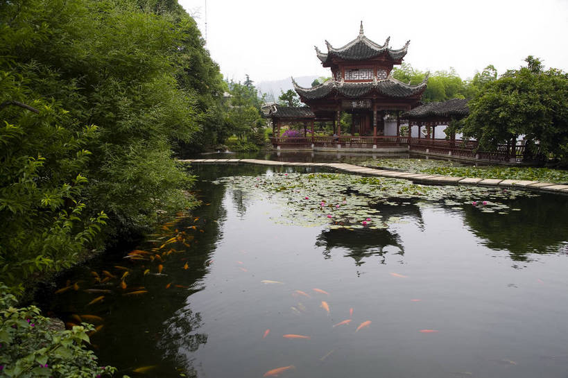 公园,横图,彩色,室外,白天,旅游,度假,名胜古迹,标志建筑,地标,建筑,黄果树,黄果树瀑布,中国,亚洲,遗迹,民俗,金鱼,图片,亭子,池塘,水池,文化遗产,古城,建筑群,桥,古典,古迹,文物,娱乐,建设,古建筑,凉亭,享受,休闲,旅游胜地,放松,摄影,美好,文明,中国文化,古文明,东亚,贵州,中华人民共和国,幽静,旅行,传统文化,bj174