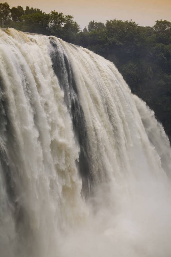 竖图,彩色,室外,白天,旅游,度假,名胜古迹,瀑布,山,水,标志建筑,地标,建筑,黄果树,黄果树瀑布,中国,亚洲,遗迹,壮观,湍急,图片,景观,水潭,古迹,文物,娱乐,建设,古建筑,树木,自然,享受,休闲,旅游胜地,景色,放松,竖,摄影,矗立,汹涌,美妙,自然风光,耸立,古文明,东亚,贵州,中华人民共和国,挺立,气势磅礴,旅行,bj174