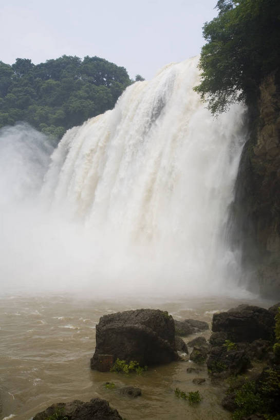 竖图,彩色,室外,白天,旅游,度假,名胜古迹,瀑布,山,水,标志建筑,地标,建筑,黄果树,黄果树瀑布,中国,亚洲,遗迹,壮观,湍急,图片,景观,水潭,古迹,文物,娱乐,建设,古建筑,树木,自然,享受,休闲,旅游胜地,景色,放松,竖,摄影,矗立,汹涌,美妙,自然风光,耸立,古文明,东亚,贵州,中华人民共和国,挺立,气势磅礴,旅行,bj174