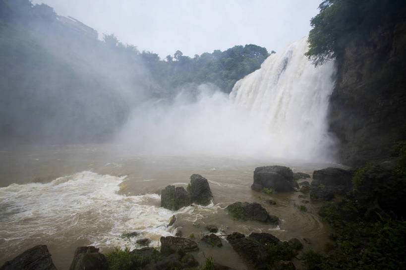 横图,彩色,室外,白天,旅游,度假,名胜古迹,瀑布,山,水,标志建筑,地标,建筑,黄果树,黄果树瀑布,中国,亚洲,遗迹,壮观,湍急,图片,景观,水潭,古迹,文物,娱乐,建设,古建筑,树木,自然,享受,休闲,旅游胜地,景色,放松,摄影,汹涌,美妙,自然风光,古文明,东亚,贵州,中华人民共和国,气势磅礴,旅行,bj174