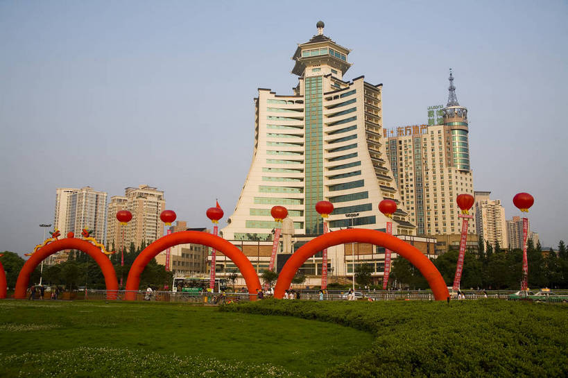 花园,广场,横图,室外,白天,旅游,度假,花圃,名胜古迹,城市风光,标志建筑,城市,大厦,道路,地标,建筑,中国,亚洲,遗迹,景观,建筑群,交通,都市,古迹,文物,娱乐,建设,现代,古建筑,现代建筑,绿地,人民广场,享受,休闲,旅游胜地,商务楼,放松,运输,经济,古文明,东亚,发展,湖南,岳阳,中华人民共和国,繁荣,进步,发达,小花园,旅行,bj174