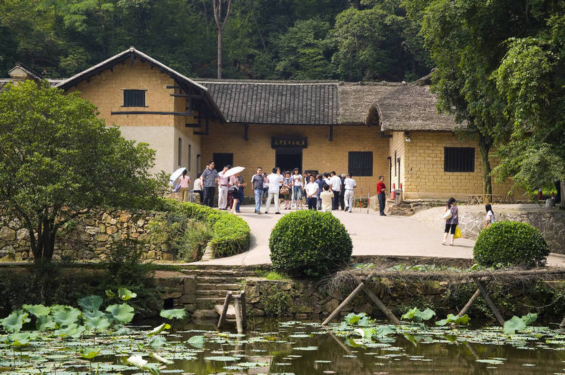 横图,彩色,室外,白天,旅游,度假,名胜古迹,标志建筑,地标,建筑,中国,亚洲,遗迹,民俗,毛泽东,图片,文化遗产,建筑群,古典,古迹,文物,娱乐,建设,古建筑,民居,树木,享受,休闲,旅游胜地,放松,摄影,纪念,美好,文明,中国文化,毛主席,古文明,东亚,湖南,湖南省,韶山,中华人民共和国,华中地区,湘,湘潭,湘潭市,幽静,旅行,韶山市,传统文化,毛泽东同志纪念馆,韶山毛泽东同志纪念馆,韶山毛泽东同志旧居陈列馆,bj174