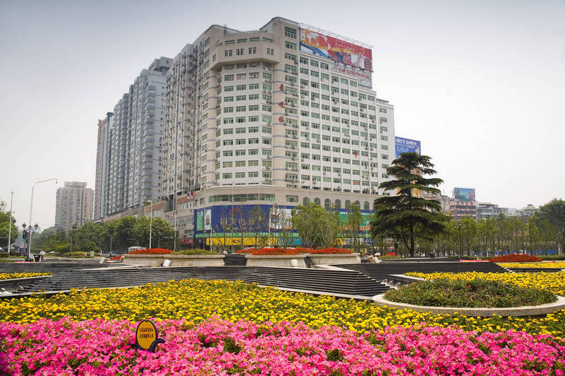 花园,广场,横图,室外,白天,旅游,度假,花圃,名胜古迹,城市风光,标志建筑,城市,大厦,道路,地标,建筑,武汉,中国,亚洲,遗迹,景观,建筑群,交通,都市,古迹,文物,娱乐,建设,现代,古建筑,现代建筑,享受,休闲,旅游胜地,商务楼,放松,运输,经济,古文明,东亚,发展,湖北,湖北省,武昌区,武汉市,武昌,中华人民共和国,省会,华中地区,鄂,繁荣,进步,发达,小花园,旅行,洪山广场,bj174