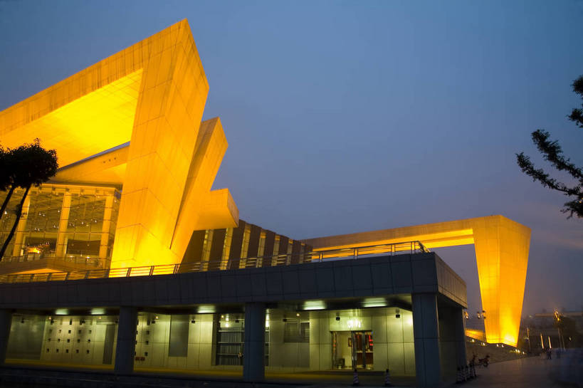 广场,横图,室外,旅游,度假,名胜古迹,城市风光,标志建筑,城市,道路,地标,建筑,夜景,武汉,中国,亚洲,遗迹,景观,灯光,交通,都市,古迹,文物,娱乐,建设,现代,古建筑,现代建筑,地标建筑,享受,休闲,灿烂,旅游胜地,放松,运输,经济,古文明,东亚,发展,湖北,湖北省,武汉市,汉阳,中华人民共和国,省会,灯火辉煌,华中地区,鄂,繁荣,进步,发达,艺术中心,旅行,汉阳区,武汉琴台文化艺术中心,琴台文化艺术中心,bj174