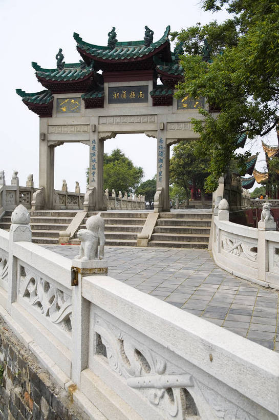 公园,竖图,彩色,室外,白天,旅游,度假,名胜古迹,标志建筑,地标,建筑,中国,亚洲,遗迹,民俗,图片,文化遗产,建筑群,古典,古迹,文物,娱乐,建设,古建筑,树木,享受,休闲,旅游胜地,放松,竖,摄影,矗立,美好,文明,中国文化,耸立,古文明,东亚,湖南,岳阳,中华人民共和国,挺立,幽静,旅行,传统文化,bj174