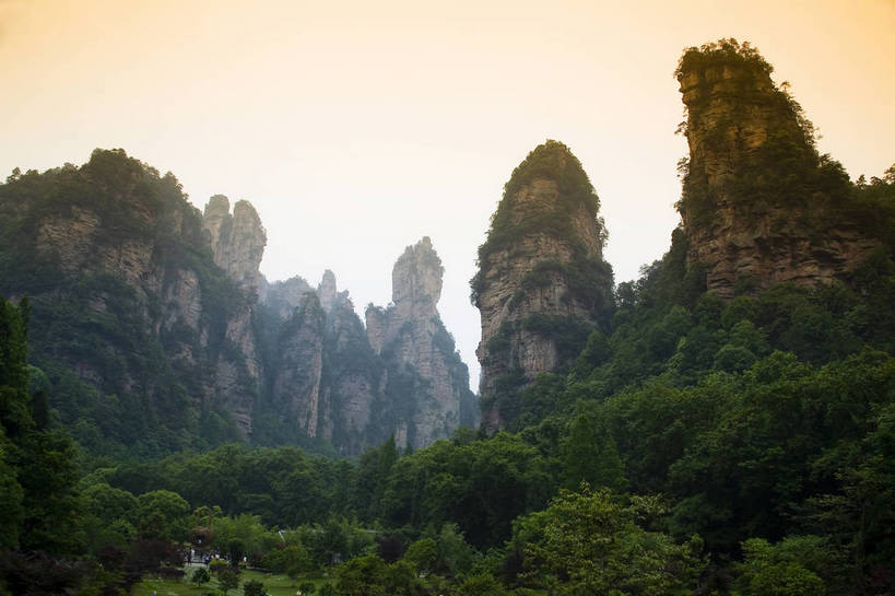 横图,彩色,室外,白天,旅游,度假,名胜古迹,山,标志建筑,地标,建筑,张家界,中国,亚洲,遗迹,壮观,图片,景观,山峰,古迹,文物,娱乐,建设,古建筑,风景区,树木,自然,享受,休闲,旅游胜地,景色,放松,摄影,美妙,自然风光,古文明,东亚,湖南,中华人民共和国,旅行,bj174