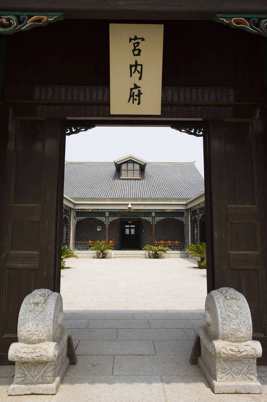 竖图,室外,特写,白天,旅游,度假,名胜古迹,城市风光,标志建筑,城市,地标,建筑,中国,亚洲,遗迹,景观,建筑群,古迹,历史,文物,娱乐,建设,古建筑,历史建筑,地标建筑,享受,休闲,旅游胜地,放松,竖,矗立,耸立,参观,古文明,东亚,伪满,吉林,长春,伪满皇宫,中华人民共和国,挺立,旅行,皇宫,bj174