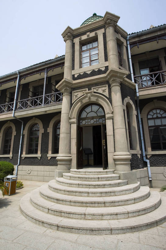 竖图,室外,特写,白天,旅游,度假,名胜古迹,城市风光,标志建筑,城市,地标,建筑,中国,亚洲,遗迹,景观,建筑群,古迹,历史,文物,娱乐,建设,古建筑,历史建筑,地标建筑,享受,休闲,旅游胜地,放松,竖,矗立,耸立,参观,古文明,东亚,伪满,吉林,长春,伪满皇宫,中华人民共和国,挺立,旅行,皇宫,bj174