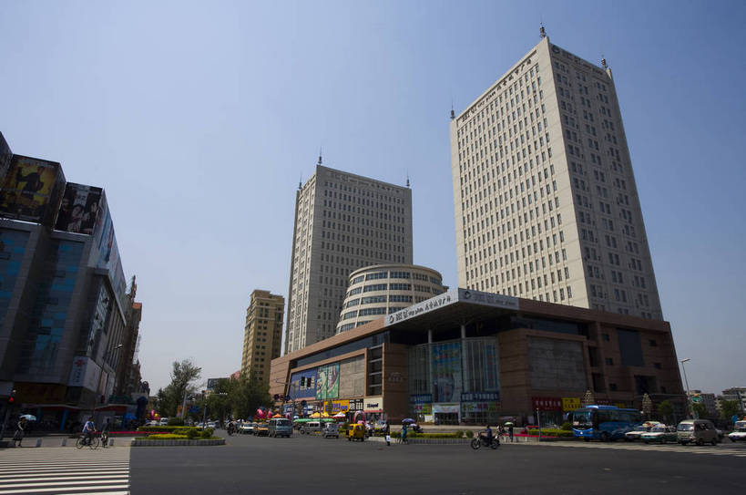 横图,室外,白天,旅游,度假,美景,名胜古迹,城市风光,标志建筑,城市,大厦,道路,地标,建筑,街道,路,公路,中国,亚洲,遗迹,景观,建筑群,交通,都市,古迹,文物,娱乐,建设,现代,古建筑,现代建筑,享受,休闲,旅游胜地,商务楼,景色,放松,运输,经济,古文明,东亚,发展,吉林,中华人民共和国,繁荣,进步,发达,马路,旅行,吉林市,bj174