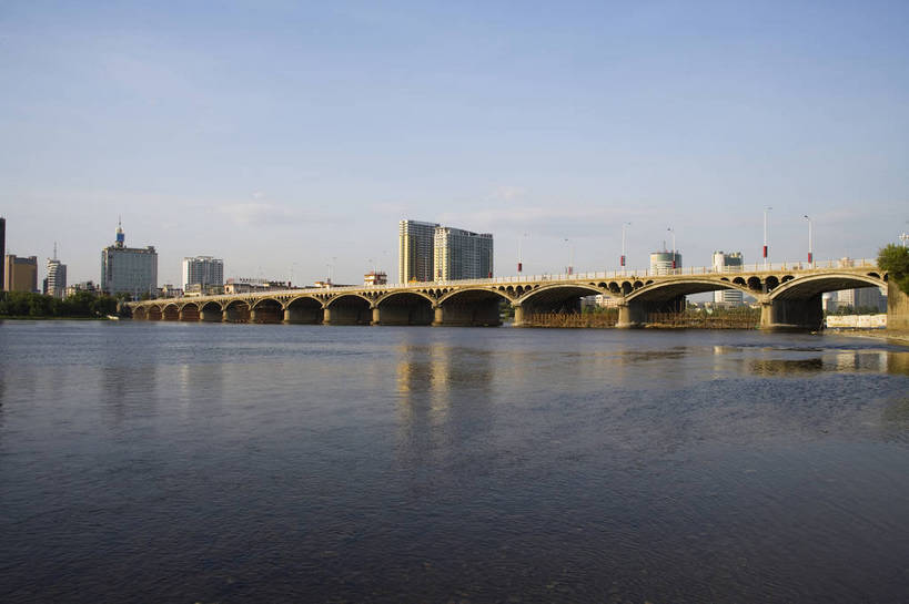 横图,室外,白天,旅游,度假,名胜古迹,城市风光,标志建筑,城市,大桥,道路,地标,建筑,中国,亚洲,遗迹,景观,交通,都市,古迹,文物,娱乐,建设,现代,古建筑,现代建筑,江水,享受,休闲,远景,旅游胜地,放松,运输,经济,古文明,东亚,发展,松花江,吉林,吉林省,中华人民共和国,东北地区,吉,繁荣,进步,发达,旅行,船营区,吉林市,东北,中国东北地区,东北三省,东三省,丰满区,吉林大桥,bj174