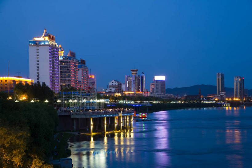 横图,室外,旅游,度假,名胜古迹,城市风光,标志建筑,城市,道路,地标,建筑,夜景,中国,亚洲,遗迹,景观,灯光,交通,都市,古迹,文物,娱乐,建设,现代,古建筑,现代建筑,江水,享受,休闲,灿烂,远景,旅游胜地,放松,运输,经济,古文明,东亚,发展,松花江,吉林,中华人民共和国,灯火辉煌,繁荣,进步,发达,旅行,吉林市,bj174