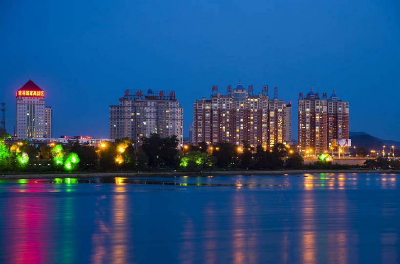 横图,室外,旅游,度假,名胜古迹,城市风光,标志建筑,城市,道路,地标,建筑,夜景,中国,亚洲,遗迹,景观,灯光,交通,都市,古迹,文物,娱乐,建设,现代,古建筑,现代建筑,江水,享受,休闲,灿烂,远景,旅游胜地,放松,运输,经济,古文明,东亚,发展,松花江,吉林,中华人民共和国,灯火辉煌,繁荣,进步,发达,旅行,吉林市,bj174