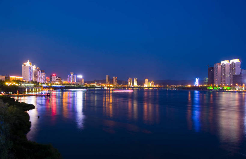 横图,室外,旅游,度假,名胜古迹,城市风光,标志建筑,城市,道路,地标,建筑,夜景,中国,亚洲,遗迹,景观,灯光,交通,都市,古迹,文物,娱乐,建设,现代,古建筑,现代建筑,江水,享受,休闲,灿烂,远景,旅游胜地,放松,运输,经济,古文明,东亚,发展,松花江,吉林,中华人民共和国,灯火辉煌,繁荣,进步,发达,旅行,吉林市,bj174