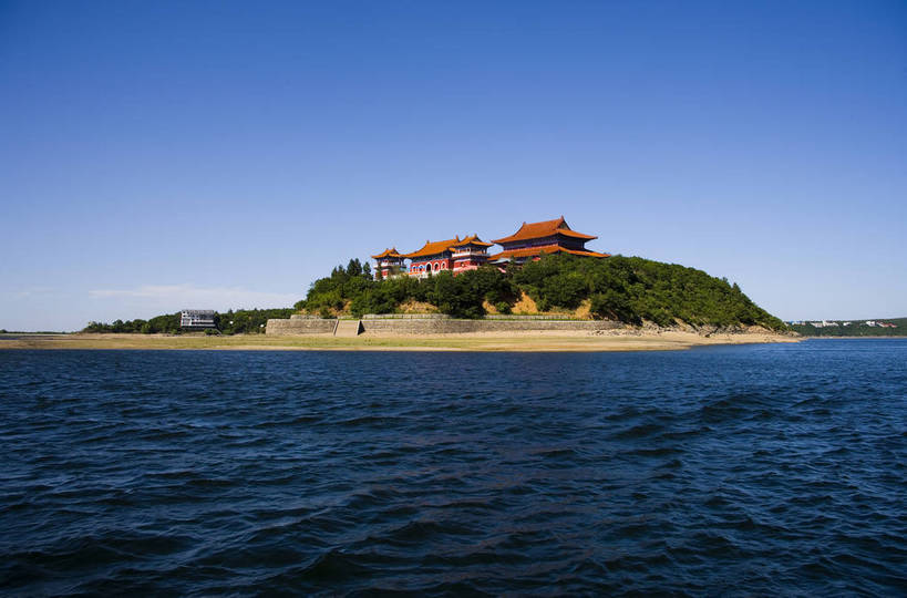 横图,彩色,室外,白天,旅游,度假,湖,湖泊,名胜古迹,山,标志建筑,地标,建筑,中国,亚洲,遗迹,图片,古迹,文物,娱乐,建设,古建筑,树木,自然,享受,休闲,旅游胜地,景色,放松,摄影,美好,自然风光,古文明,东亚,黑龙江,中华人民共和国,旅行,镜泊湖,bj174