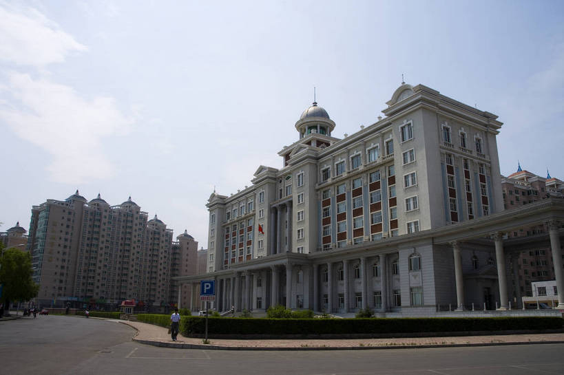 横图,室外,白天,旅游,度假,美景,名胜古迹,城市风光,标志建筑,城市,大厦,道路,地标,建筑,街道,路,公路,中国,亚洲,遗迹,景观,建筑群,交通,都市,古迹,文物,娱乐,建设,现代,古建筑,现代建筑,享受,休闲,旅游胜地,景色,放松,经济,古文明,东亚,黑龙江,中华人民共和国,牡丹江,繁荣,进步,马路,旅行,bj174