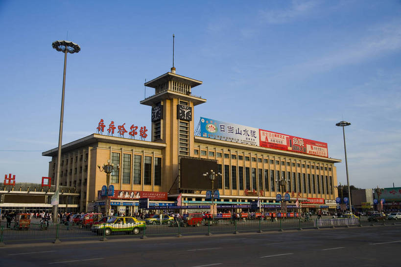 广场,火车站,横图,室外,白天,旅游,度假,名胜古迹,城市风光,标志建筑,城市,大厦,道路,地标,建筑,中国,亚洲,遗迹,景观,建筑群,交通,都市,古迹,文物,娱乐,建设,现代,古建筑,现代建筑,享受,休闲,旅游胜地,放松,运输,经济,古文明,东亚,发展,黑龙江,中华人民共和国,齐齐哈尔,繁荣,进步,发达,旅行,bj174