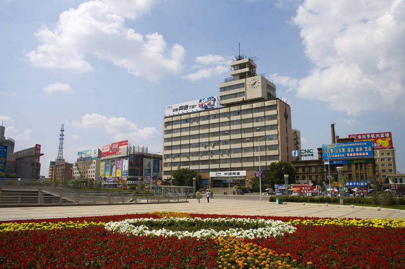 横图,室外,白天,旅游,度假,美景,名胜古迹,城市风光,标志建筑,城市,大厦,道路,地标,建筑,街道,路,公路,中国,亚洲,遗迹,景观,建筑群,交通,都市,古迹,文物,娱乐,建设,现代,古建筑,现代建筑,享受,休闲,旅游胜地,景色,放松,经济,古文明,东亚,黑龙江,中华人民共和国,齐齐哈尔,繁荣,进步,马路,旅行,bj174