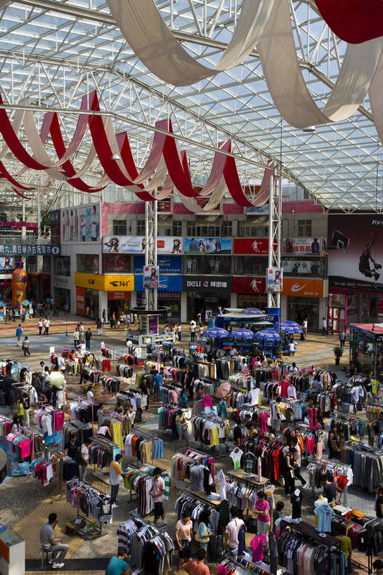 人群,竖图,彩色,室内,白天,城市,中国,亚洲,服装,民俗,景观,市场,现代,特色,竖,摄影,经济,交易,矗立,耸立,东亚,发展,黑龙江,中华人民共和国,挺立,齐齐哈尔,集贸市场,商业,bj174