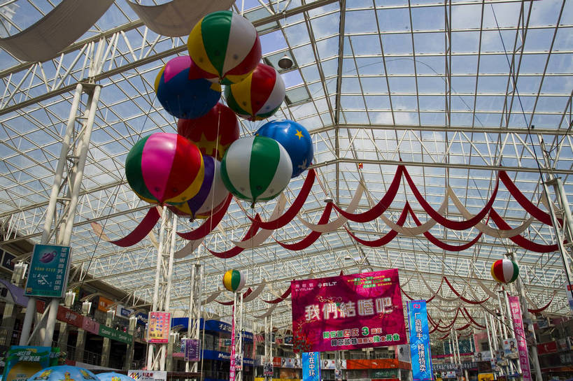 人群,横图,彩色,室内,白天,城市,中国,亚洲,服装,民俗,景观,市场,现代,特色,摄影,经济,交易,东亚,发展,黑龙江,中华人民共和国,齐齐哈尔,集贸市场,商业,bj174