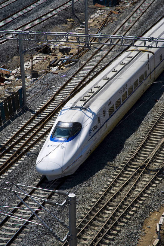 竖图,彩色,室外,白天,火车,北京,中国,亚洲,轨道交通,交通,铁轨,首都,现代,列车,竖,运输,摄影,矗立,文明,耸立,高速列车,东亚,发展,中华人民共和国,北京市,京,北平,华北地区,挺立,北京南站,bj174