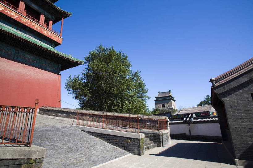 横图,彩色,室外,白天,旅游,度假,名胜古迹,标志建筑,地标,建筑,北京,中国,亚洲,遗迹,文化遗产,钟楼,古迹,文物,娱乐,建设,古建筑,享受,休闲,旅游胜地,放松,摄影,古代建筑,中国文化,古文明,东亚,鼓楼,钟鼓楼,中华人民共和国,古代文明,旅行,传统文化,bj174