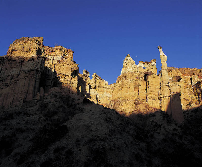 横图,彩色,室外,白天,旅游,度假,石头,名胜古迹,标志建筑,地标,建筑,中国,亚洲,起伏,遗迹,壮观,石子,景观,美丽,古迹,文物,娱乐,建设,古建筑,天空,自然,自然博物馆,享受,休闲,陡峭,旅游胜地,放松,摄影,人文景观,耸立,古文明,东亚,地貌,元谋土林,中华人民共和国,笔陡,峻峭,山石,石块,旅行,地质,态势,状态,地势,bj174