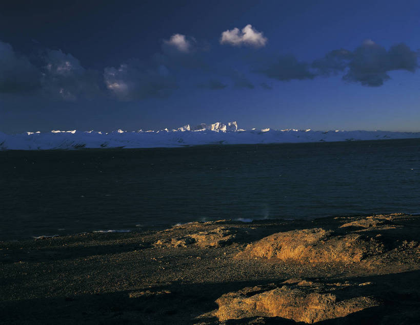 横图,彩色,室外,白天,旅游,度假,湖,湖泊,名胜古迹,雪山,标志建筑,地标,建筑,中国,亚洲,遗迹,景观,云,美丽,古迹,文物,娱乐,建设,古建筑,西藏,树,蓝天,天空,自然,湖水,享受,休闲,旅游胜地,放松,摄影,人文景观,美好,近景,古文明,东亚,纳木错,中华人民共和国,幽静,旅行,bj174
