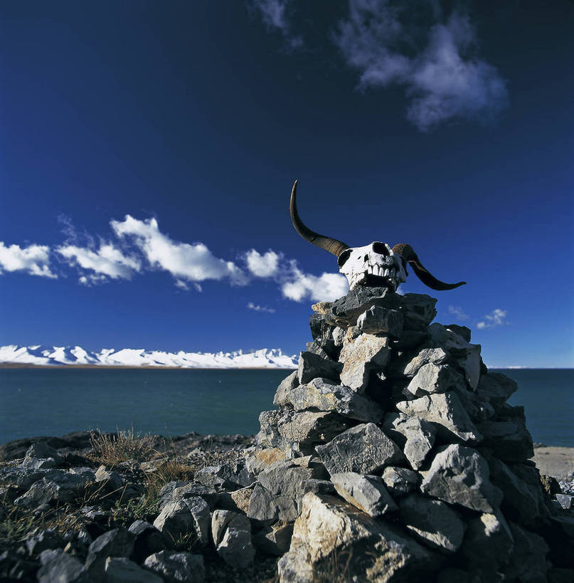 竖图,彩色,室外,白天,旅游,度假,湖,湖泊,石头,名胜古迹,标志建筑,地标,建筑,中国,亚洲,遗迹,景观,云,美丽,古迹,文物,娱乐,牛头,建设,古建筑,西藏,蓝天,天空,自然,湖水,享受,休闲,远景,器皿,旅游胜地,放松,竖,摄影,人文景观,祭祀,研磨,矗立,臼杵,美好,耸立,藏,古文明,东亚,西藏自治区,纳木错,研杵,圣湖,研钵,中华人民共和国,西南地区,臼,挺立,幽静,咸水湖,旅行,灵湖,神湖,腾格里海,天湖,bj174