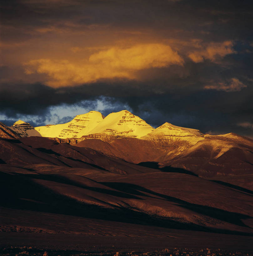 竖图,航拍,彩色,室外,白天,旅游,雪山,中国,亚洲,景观,山峦,云雾,西藏,自然,远景,竖,摄影,人文景观,矗立,鸟瞰,耸立,东亚,地貌,中华人民共和国,挺立,阿里,旅行,地质,bj174