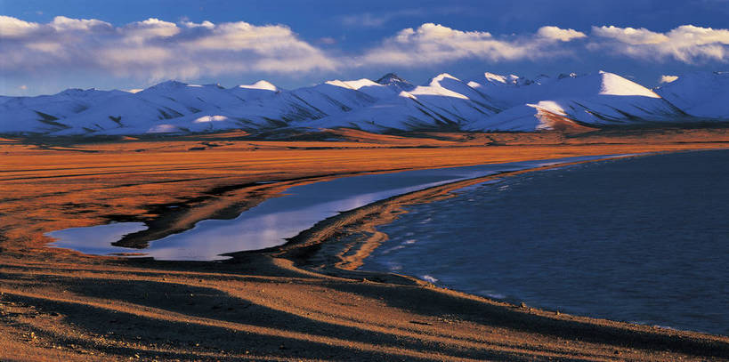 横图,彩色,室外,白天,旅游,度假,湖,湖泊,名胜古迹,山,标志建筑,地标,建筑,中国,亚洲,清澈,遗迹,壮观,景观,山峦,美丽,古迹,文物,娱乐,建设,古建筑,西藏,白云,蓝天,天空,自然,享受,休闲,远景,旅游胜地,放松,摄影,人文景观,雄伟,美好,古文明,东亚,地貌,纳木错,中华人民共和国,旅行,地质,bj174