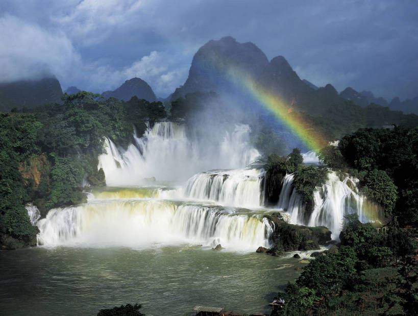 横图,彩色,室外,特写,白天,旅游,度假,彩虹,名胜古迹,瀑布,树林,标志建筑,地标,建筑,中国,亚洲,遗迹,壮观,景观,山峦,水潭,古迹,文物,娱乐,建设,古建筑,自然,享受,休闲,远景,旅游胜地,放松,摄影,人文景观,地理,水雾,广西,古文明,东亚,地貌,德天瀑布,中华人民共和国,旅行,地质,bj174