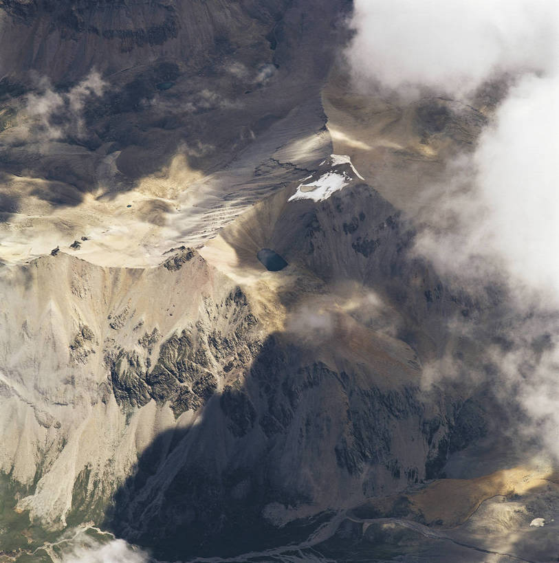 竖图,俯视,航拍,彩色,室外,白天,旅游,湖泊,雪山,中国,亚洲,壮观,高山,景观,山峰,山峦,云雾,西藏,自然,远景,竖,摄影,人文景观,雄伟,矗立,鸟瞰,耸立,东亚,地貌,中华人民共和国,挺立,世界屋脊,旅行,地质,bj174