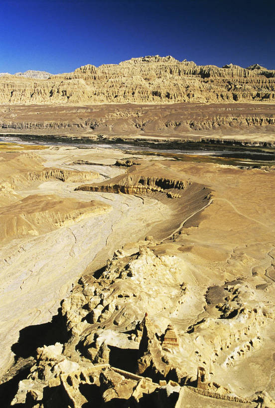 竖图,彩色,室外,白天,旅游,度假,荒凉,名胜古迹,丘陵,标志建筑,地标,建筑,中国,亚洲,遗迹,壮观,景观,文化遗产,古城,山峦,古迹,文物,娱乐,建设,古建筑,西藏,蓝天,自然,享受,休闲,远景,旅游胜地,放松,竖,摄影,人文景观,古代建筑,雄伟,空旷,矗立,古堡,耸立,荒山,古文明,东亚,地貌,中华人民共和国,挺立,阿里,古代文明,旅行,地质,古格王朝遗址,bj174