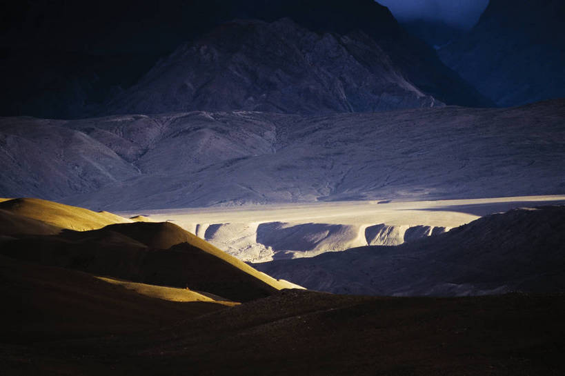 横图,彩色,室外,白天,旅游,荒凉,丘陵,峡谷,雪山,中国,亚洲,壮观,景观,山峦,云雾,西藏,自然,摄影,人文景观,雄伟,空旷,近景,东亚,地貌,中华人民共和国,阿里,旅行,地质,bj174
