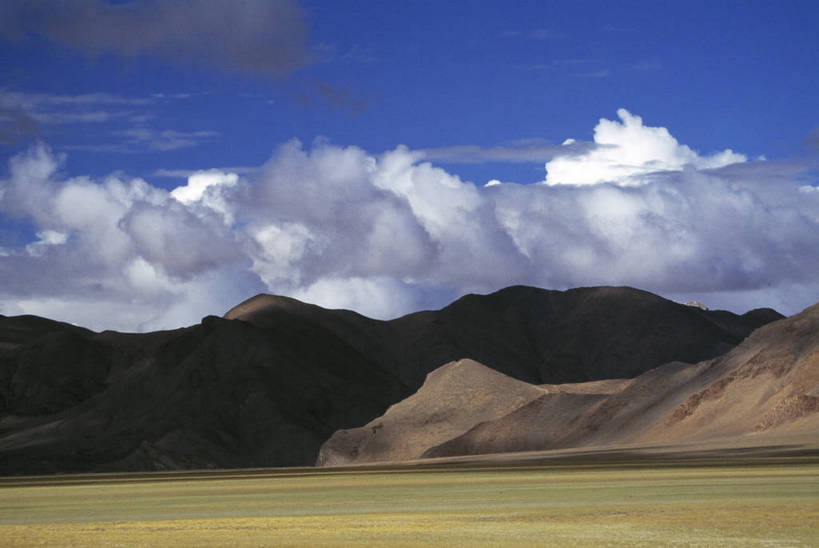 横图,彩色,室外,白天,旅游,荒凉,丘陵,峡谷,中国,亚洲,壮观,景观,山峦,西藏,白云,蓝天,天空,自然,远景,摄影,人文景观,矿山,雄伟,空旷,荒山,东亚,地貌,中华人民共和国,阿里,旅行,地质,bj174