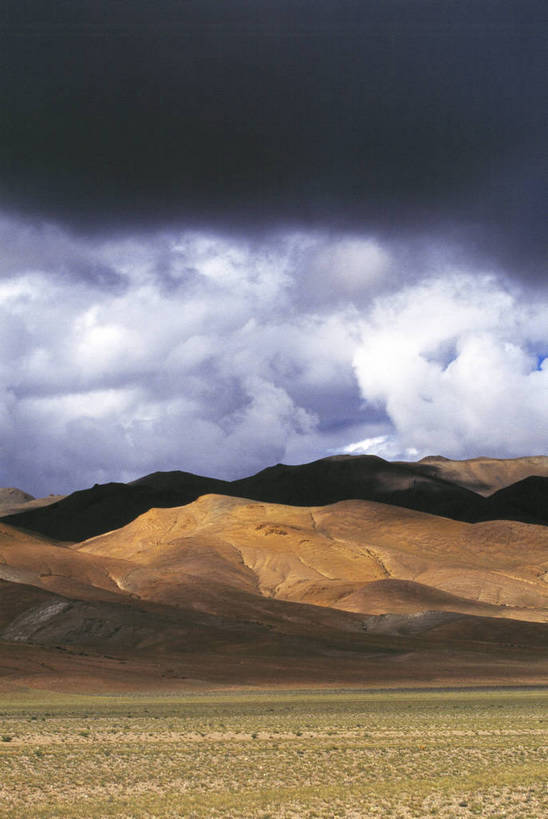 竖图,彩色,室外,白天,旅游,荒凉,丘陵,峡谷,中国,亚洲,壮观,景观,山峦,西藏,白云,蓝天,天空,自然,远景,竖,摄影,人文景观,矿山,雄伟,空旷,矗立,耸立,荒山,东亚,地貌,中华人民共和国,挺立,阿里,旅行,地质,bj174