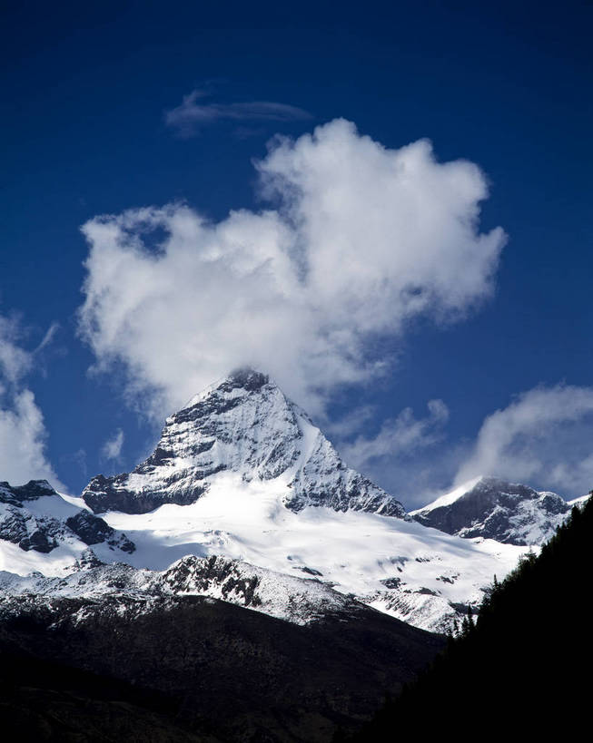 竖图,仰视,雪山,中国,亚洲,西藏,白云,蓝天,竖,摄影,矗立,耸立,东亚,中华人民共和国,挺立,彩图,bj174