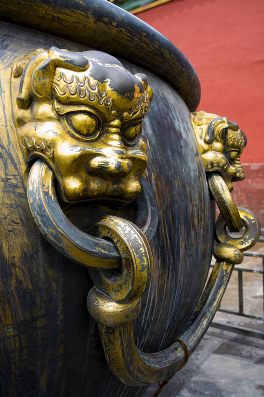 故宫,宫殿,竖图,彩色,室外,特写,白天,旅游,度假,名胜古迹,标志建筑,地标,建筑,北京,中国,亚洲,局部,风俗,遗迹,浮雕,图片,香炉,文化遗产,古迹,历史,文物,娱乐,建设,传统,古建筑,紫禁城,享受,休闲,旅游胜地,放松,精神,竖,摄影,古代建筑,皇帝,部分,权威,矗立,象征,镀金,高贵,美好,狮,耸立,感受,铜环,古文明,东亚,中华人民共和国,权力,统治,权势,挺立,古代文明,制度,天子,特征,九五之尊,圣上,统治者,陛下,官家,势力,旅行,bj174