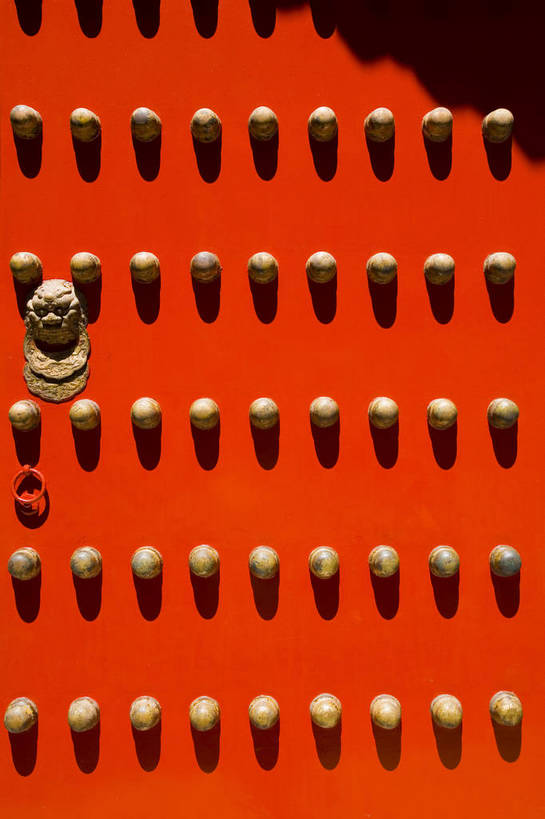 故宫,竖图,彩色,室外,特写,白天,旅游,度假,名胜古迹,门,标志建筑,地标,建筑,北京,中国,亚洲,局部,风俗,遗迹,图片,大门,文化遗产,古迹,历史,文物,娱乐,建设,传统,古建筑,红色,紫禁城,享受,休闲,旅游胜地,放松,精神,竖,摄影,城楼,古代建筑,皇帝,部分,权威,矗立,象征,高贵,美好,耸立,感受,古文明,东亚,中华人民共和国,权力,统治,权势,挺立,古代文明,制度,天子,特征,九五之尊,圣上,统治者,陛下,官家,势力,旅行,门钉,bj174