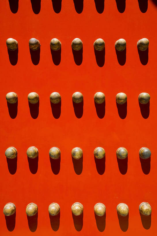 故宫,竖图,彩色,室外,特写,白天,旅游,度假,名胜古迹,门,标志建筑,地标,建筑,北京,中国,亚洲,局部,风俗,遗迹,图片,大门,文化遗产,古迹,历史,文物,娱乐,建设,传统,古建筑,红色,紫禁城,享受,休闲,旅游胜地,放松,精神,竖,摄影,城楼,古代建筑,皇帝,部分,权威,矗立,象征,高贵,美好,耸立,感受,古文明,东亚,中华人民共和国,权力,统治,权势,挺立,古代文明,制度,天子,特征,九五之尊,圣上,统治者,陛下,官家,势力,旅行,门钉,bj174