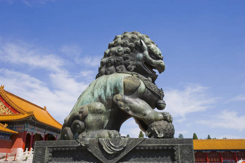 故宫,宫殿,横图,彩色,室外,特写,白天,旅游,度假,名胜古迹,标志建筑,地标,建筑,哺乳动物,野生动物,狮子,雕塑,北京,中国,亚洲,局部,风俗,辟邪,遗迹,艺术,装饰,雕刻,雕像,塑像,图片,文化遗产,建筑群,古典,古迹,历史,文化,文物,娱乐,建设,传统,古建筑,蓝天,动物,工艺品,紫禁城,祈祷,享受,休闲,健康,旅游胜地,放松,精神,许愿,摄影,古代建筑,纪念,皇帝,祈求,美术,权威,象征,高贵,主题,凶猛,陈列,古文明,东亚,中华人民共和国,功能,美学,驱邪,祛邪,避邪,权力,统治,威严,权势,守护神,古代文明,制度,天子,九五之尊,圣上,统治者,陛下,官家,势力,残暴,平安,凶残,旅行,铜雕,传统文化,铜狮,铜狮子,bj174