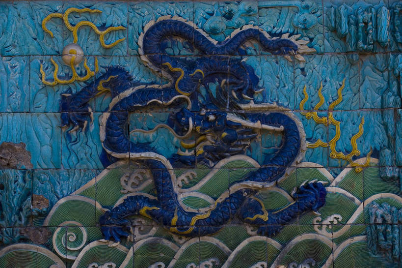 故宫,宫殿,横图,彩色,室外,特写,白天,旅游,度假,成功,名胜古迹,标志建筑,地标,建筑,雕塑,北京,中国,亚洲,局部,风俗,遗迹,艺术,装饰,龙,彩绘,雕刻,雕像,浮雕,图片,墙,文化遗产,古迹,历史,文物,娱乐,建设,传统,古建筑,墙壁,工艺品,紫禁城,享受,休闲,旅游胜地,放松,精神,摄影,古代建筑,纪念,皇帝,部分,美术,权威,象征,高贵,美好,主题,图腾,传说,感受,陈列,古文明,东亚,中华人民共和国,功能,美学,权力,统治,祥瑞,灵兽,权势,尊荣,九龙壁,古代文明,制度,天子,特征,九五之尊,圣上,统治者,陛下,官家,势力,幸运,旅行,bj174