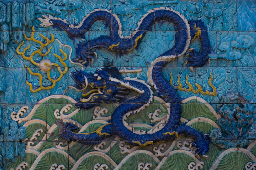 故宫,宫殿,横图,彩色,室外,特写,白天,旅游,度假,成功,名胜古迹,标志建筑,地标,建筑,雕塑,北京,中国,亚洲,局部,风俗,遗迹,艺术,装饰,龙,彩绘,雕刻,雕像,浮雕,图片,墙,文化遗产,古迹,历史,文物,娱乐,建设,传统,古建筑,墙壁,工艺品,紫禁城,享受,休闲,旅游胜地,放松,精神,摄影,古代建筑,纪念,皇帝,部分,美术,权威,象征,高贵,美好,主题,图腾,传说,感受,陈列,古文明,东亚,中华人民共和国,功能,美学,权力,统治,祥瑞,灵兽,权势,尊荣,九龙壁,古代文明,制度,天子,特征,九五之尊,圣上,统治者,陛下,官家,势力,幸运,旅行,bj174