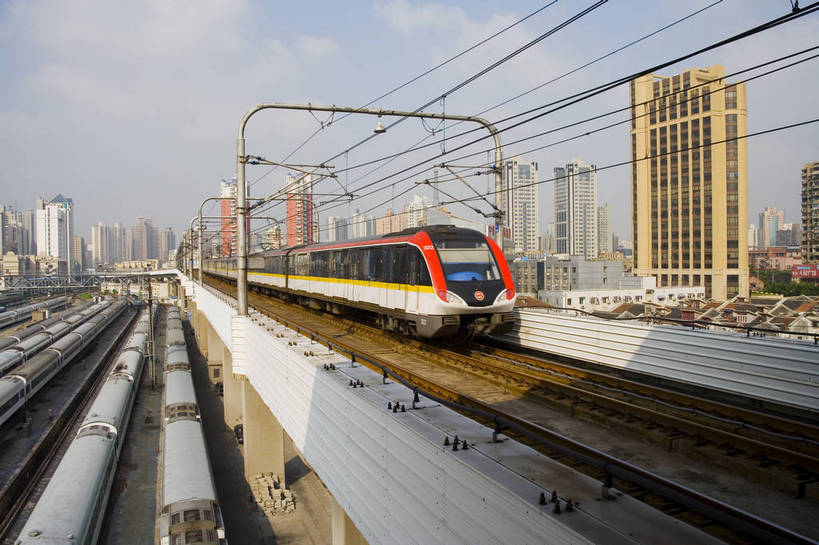 火车站,横图,彩色,室外,白天,建筑,火车,上海,中国,亚洲,建筑群,很多,居民楼,居民区,排队,摄影,等待,等候,东亚,中华人民共和国,bj174