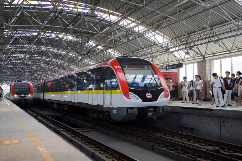 横图,彩色,室外,白天,上海,中国,亚洲,乘客,停靠,站台,摄影,等候,东亚,中华人民共和国,轻轨,bj174