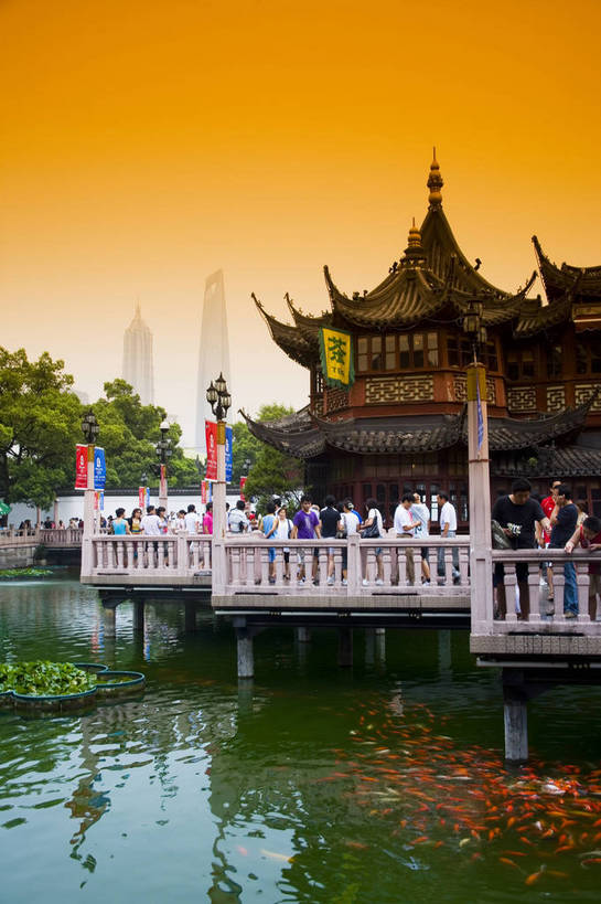 竖图,彩色,室外,白天,旅游,度假,名胜古迹,标志建筑,地标,建筑,上海,中国,亚洲,遗迹,池塘,景观,文化遗产,建筑群,古典,古迹,文物,娱乐,建设,古建筑,历史建筑,地标建筑,豫园,享受,休闲,旅游胜地,放松,竖,摄影,鱼池,回廊,文明,中国文化,古文明,东亚,中华人民共和国,旅行,bj174