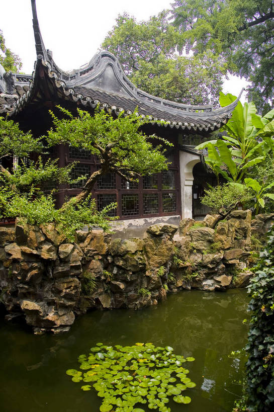 竖图,彩色,室外,白天,旅游,度假,名胜古迹,标志建筑,地标,建筑,上海,中国,亚洲,遗迹,池塘,景观,文化遗产,建筑群,古典,古迹,文物,娱乐,建设,古建筑,历史建筑,豫园,享受,休闲,旅游胜地,放松,竖,摄影,鱼池,文明,中国文化,古文明,东亚,中华人民共和国,旅行,bj174
