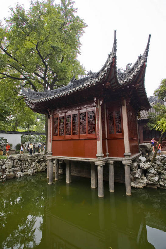 竖图,彩色,室外,白天,旅游,度假,名胜古迹,标志建筑,地标,建筑,上海,中国,亚洲,遗迹,池塘,景观,文化遗产,建筑群,古典,古迹,文物,娱乐,建设,古建筑,历史建筑,豫园,享受,休闲,旅游胜地,放松,竖,摄影,鱼池,文明,中国文化,古文明,东亚,中华人民共和国,旅行,bj174