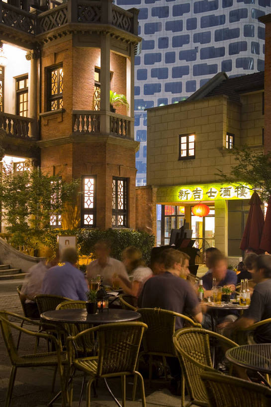 酒吧,竖图,彩色,室外,购物,美景,道路,建筑,街道,路,夜景,公路,上海,中国,亚洲,景观,灯光,交通,商业街,休闲,灿烂,景色,摄影,新天地,东亚,中华人民共和国,马路,商业,大楼,bj174